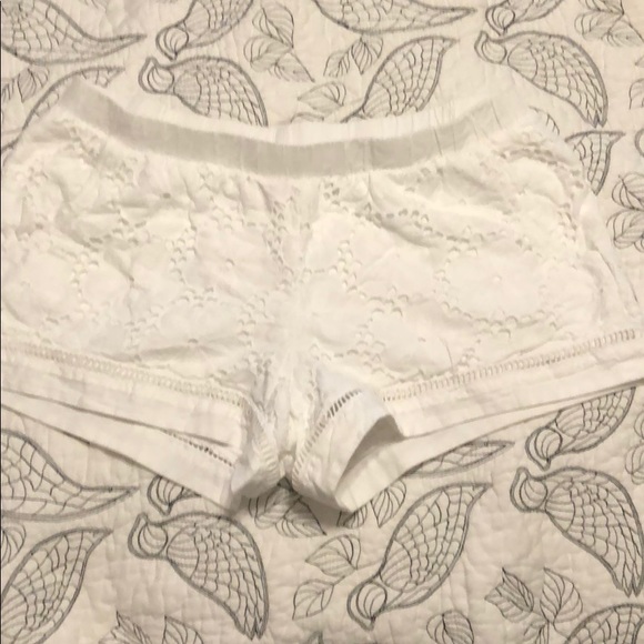 Lilly Pulitzer Wixson short in Resort White - Picture 2 of 6